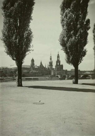 Dresden, Blick von Neustädter Elbufer auf die Altstadt