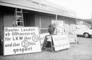 Freiburg: Hof des Tiefbauamts, Straßenschilderwald zur Umleitung Basler Landstraße