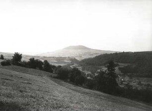 Blick vom Pöhlbachtal nach Nordnordosten nach Geyersdorf. Im Hintergrund der Pöhlberg