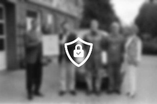 Gewerbe: Autohaus von Hacht: Achtern Diek: Citroen-Kundendienstmanager [Name maskiert] bei Überreichung der Auszeichnung "Service-Prädikat 98" mit Urkunde an Eigentümer Karl-Heinz von Hacht und [Name maskiert] Hacht: im Beisein von Sohn [Name maskiert] Hacht und Kraftfahrzeug-Mechaniker [Name maskiert] Auto, Hausfassade mit Firmenschild: 20. [Name maskiert]