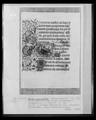 Blatt aus einem Stundenbuch, Blatt b verso: Textseite mit Initiale C, darin Droleriefigur