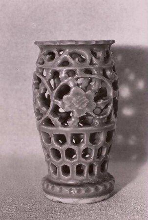 Durchbrochener Pinselhalter in Vasenform
