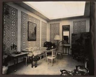Fotoalbum: Deutsche Gartenbau- und Schlesische Gewerbe-Ausstellung (GUGALI), Liegnitz: Gewerbeausstellung, Innenansicht Ausstellungsgebäude: Inneneinrichtung Wohnzimmer mit Möbeln und Zimmerpflanzen