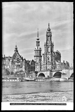 Dresden, Residenzschloss mit Georgentor, Augustusbrücke und Katholische Hofkirche, Blick vom Neustädter Elbufer