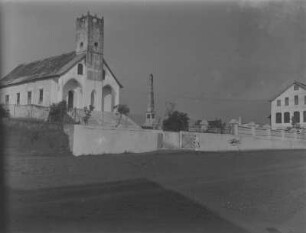 Kirche von Monrovia : Die Methodistischen Kirche von Monrovia, rechts Haus des Parlaments.