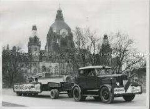 Die Hannoversche Maschinenbau AG (Hanomag) übergibt in Hamburg eine Planierraupe zum Wiederaufbau Helgolands