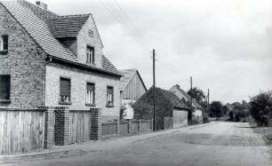 Dorfstraße in Göritz (Niederlausitz) : Wjesna dróha w Chóricach (Delnja Łužica)