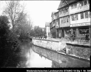 Häuser am Großen Zimmerhof entlang der Oker, Passanten Enthält: Platte 8