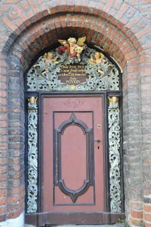 Stralsund - Kirchenpforte : Seitenpforte an der Kirche St. Nicolai. Aufgenommen am 21. April 2011 in Stralsund
