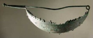Große etruskische Blattbogenfibel mit gravierter geometrischer Verzierung