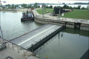Schwimmender Notverschluss vor Schleuse