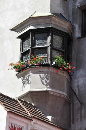 Erker am Rathaus : Blick auf den blumengeschmückten Erker am Alten Rathaus. Aufgenommen in Hall (Tirol) am 27. Mai 2009. Foto Uwe Gerig