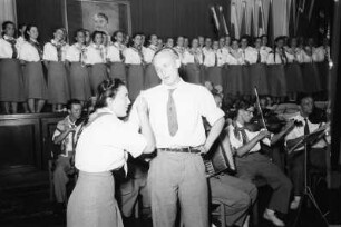 Deutsch-polnisches Freundschaftstreffen im Zentralhaus der Jungen Pioniere in Berlin : Musikalische Darbietung eines Ensembles