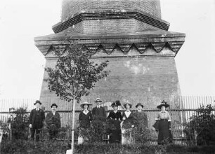 Freiberg-Zug, An der Zugspitze 42. Lederfabrik Zug. Werkteil Zugspitze. Schornstein (Ziegelbau). Teilansicht mit davorstehenden Frauen und Männern