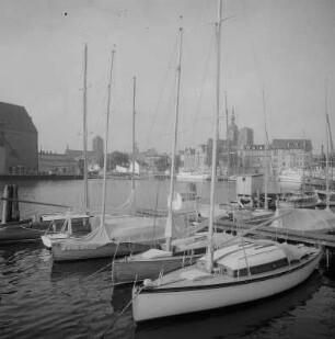 Stralsund. Hafen, im Vordergrund Segelschiffe, im Hintergrund Stadtpanorama mit Nikolaikirche undJakobikirche