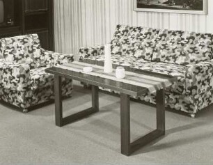 Sitzgruppe : Wohnzimmermöbel. Sitzgruppe mit Couchtisch (1976; VEB Möbelkombinat Zeulenroda-Triebes (ZEUTRIE))