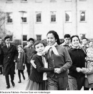 Dresden-Südvorstadt, Münchner Platz 3, Georg-Schumann-Bau der TU, Serie: "Solidarität mit Vietnam", Tanzensemble aus Südvietnam zu Besuch in der Mahn- und Gedenkstätte für die Opfer des Nationalsozialismus im Hinrichtungshof des ehemaligen Landgerichts. Kranzniederlegung am Gedenkstein für Georg Schumann