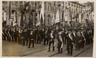 Erinnerungsalbum an das 11. Badische Bundessängerfest in Karlsruhe. Festzug