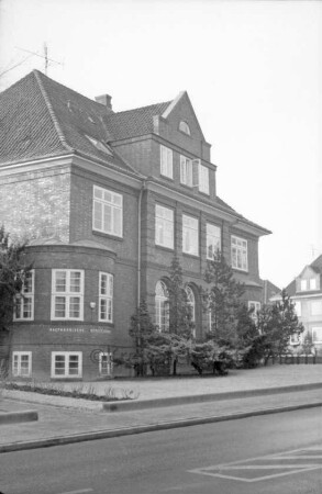Grabauer Straße 15: Straßenfront mit Mittelrisalit: Runderker mit Inschrift Kaufmännische Berufsschule
