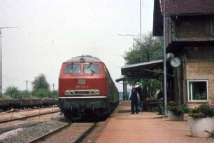Blaufelden Lok 215 134 Nahverkehrszug CR-Lauda B4yg-Wagen Bahnsteig Fahrdientsleiter Reisender