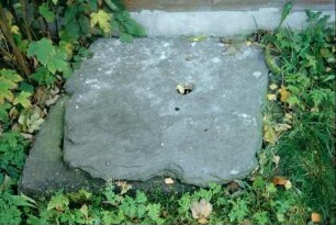 Schieferabdeckung über einem Brunnen (?)