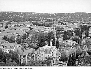 Dresden. Panorama-Aufnahme 9 vom Baukran am Fetscherplatz. Blick über Artushof (Fetscherstraße 30), Borsbergstraße und Wohnbebauung Johannstadt West nach Osten gegen Elbhang mit Schwebebahn