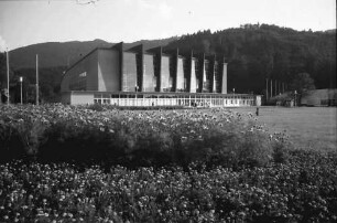 Freiburg: Stadthalle mit Blumen im Vordergrund