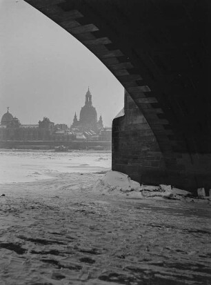 Dresden-Altstadt. Augustusbrücke. Vereistes Elbbett unterhalb der Augustubrücke. Blick auf die Altstädter Seite