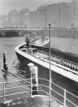 Hamburg. Altstadt. Leere Kohlenschuten auf dem Alsterfleet. Aufgenommen im Winter 1957