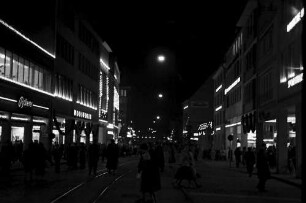 Freiburg: Vorweihnachtliches Freiburg, Kaiserstraße und Fußgänger bei Nacht