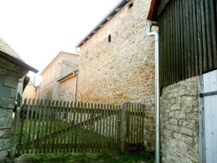 Kirchhofmauer im Süden von Osten zur Ortsseite (Schießscharten des Wehrgangs ausgebrochen-dieser aus den Gaden heraus zu begehen