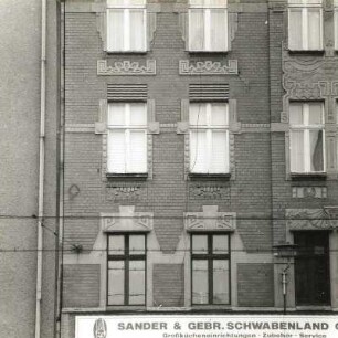 Cottbus, Friedrich-Ebert-Straße 3. Wohn-und Geschäftshaus (um 1905). Teilfassade