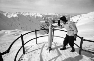 Oberstdorf: Nebelhorn; Aussichtsterrasse, Mädchen sieht durch Fernrohr