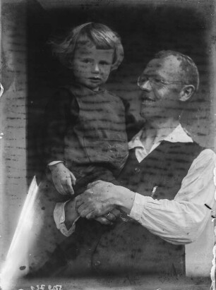 Mann mit Kind : Portrait eines Mannes, mit einem Mädchen auf dem Arm.