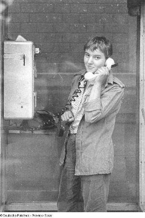 Jana Richter in einer Telefonzelle, aufgenommen in Gotha