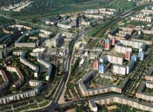 Wohngebiet in Berlin-Hellersdorf : Hellersdorfer Straße Blickrichtung Norden
