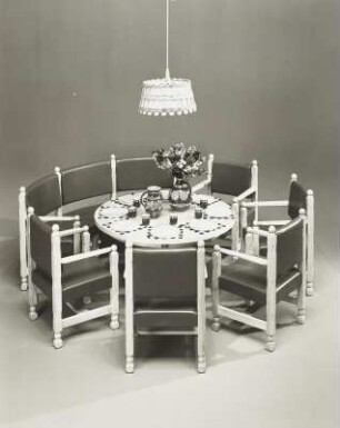 Armlehnstuhl : Speisezimmer im bäuerlichen Stil (1976; Winkler, VEB Möbelkombinat Hellerau). Eßtisch mit acht Armlehnstühlen