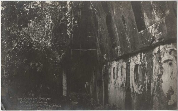 Palais, maison A, couloir est avec médaillons en stuc.