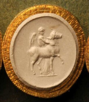 Victoria führt einen Ochsen zum Opfer (Daktyliothek, Erstes Mythologisches Tausend)