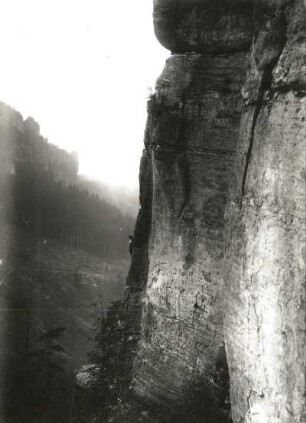 Sächsische Schweiz, Affensteine. Friensteinwächter. Seilschaft Ehrhardt Renger bei der nicht anerkannten Erstbegehung des Alten Weges (VIIc) beim Ausstieg aus dem Riß