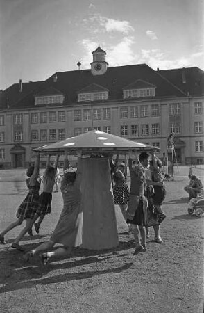 Inbetriebnahme des neuen Spielplatzes vor der Pestalozzischule in Durlach.