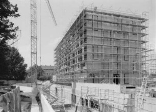 Baustelle Sächsische Landesbibliothek - Staats- und Universitätsbibliothek Dresden, Zentralbibliothek. Rohbau, Südriegel mit Gerüst, daneben Turmdrehkran. Ansicht von Südost : Dresden-Räcknitz, Zellescher Weg 18. Baustelle Sächsische Landesbibliothek - Staats- und Universitätsbibliothek Dresden, Zentralbibliothek. Rohbau, Südriegel mit Gerüst, daneben Turmdrehkran. Ansicht von Südost