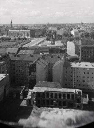 240° Panorama, Bild 1 von 9. Blick entlang der Lobeckstraße vom Landwehrkanal über die Freifläche Ritterstraße Richtung Otto-Suhr-Siedlung. Berlin-Kreuzberg, Wassertorstraße
