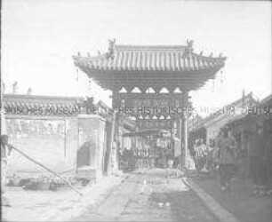 Glasdia von "Wei hsien", Holzthor an der Strasse