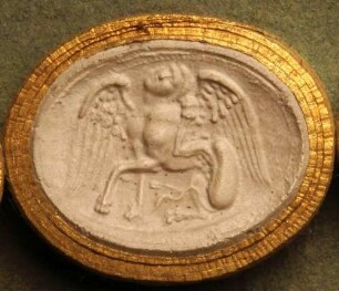 Eine Sphinx, sich mit dem Hinterbein am Kopf kratzend (Daktyliothek, Erstes Mythologisches Tausend)