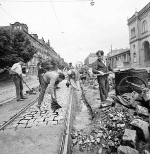 Anbringung eines neuen Fahrbahnbelags auf der südlichen Kriegsstraße zwischen Ettlinger Tor und Rüppurrer Tor.