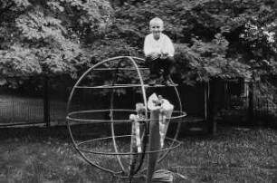Junge am Einschulungstag auf einem Spielplatz