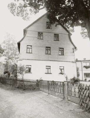 Markneukirchen, Wohnhaus : Markneukirchen-Siebenbrunn (Vogtlandkreis), Wohnhaus (ehemaliges Wohnstallhaus eines Gehöftes), Brunnenweg 2, Straßenansicht (Giebelseite)