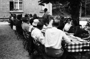 Freiburg, St. Ottilien: Waldbegehung des Stadtrates, an der Kaffeetafel, Schieler, Forstdirektor Ritter