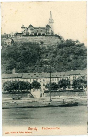Aussig. Ferdinandshöhe (205 m) mit Restaurant und Aussichtsturm (1897). Blick über die Elbe mit Lastkahn